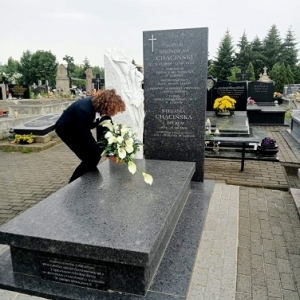 pokaż obrazek - Uczniowie odwiedzają grób Stefanii i Bronisława Chącińskich na łukowskim cmentarzu,